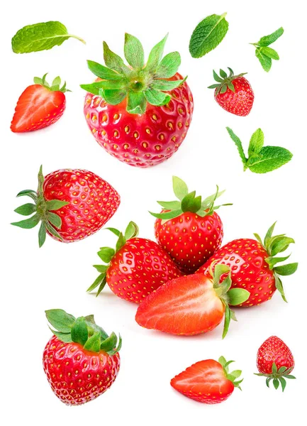 Sammlung Roter Reifer Ganzer Erdbeeren Mit Aufgeschnittenen Hälften Und Blättern — Stockfoto