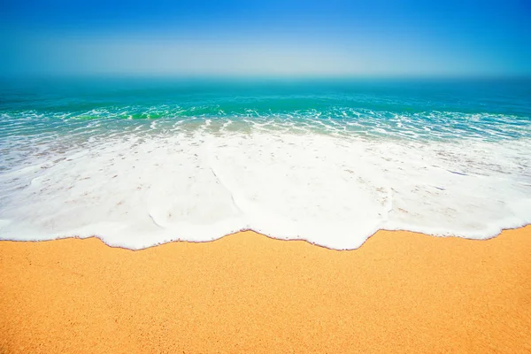 Suave Ola Océano Azul Playa Arena Con Cielo Azul Fondo —  Fotos de Stock