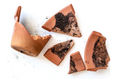 Kırık toprak çiçek kap beyaz arka plan üzerinde izole, kavramı zarar 