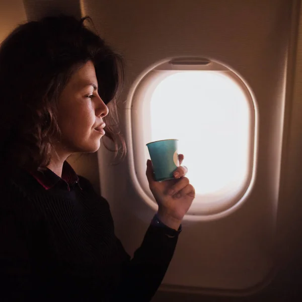 근처에 앉아있는 비행기 커피를 마시는 — 스톡 사진