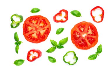 Taze fesleğen yaprakları ve yeşil biber domates ve baharat ile yaratıcı yiyecekler desen