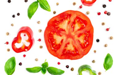 Taze fesleğen yaprakları ve yeşil biber domates ve baharat ile yaratıcı yiyecekler desen