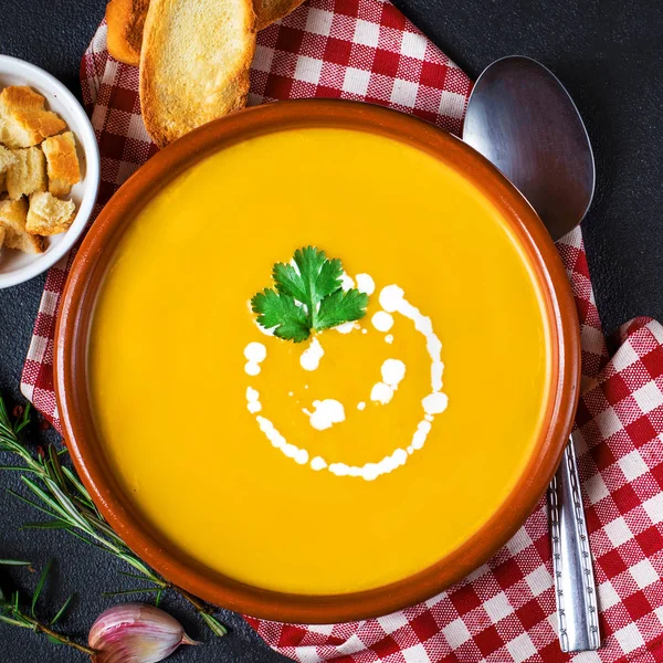 Kabak ream kase ahşap zemin, akşam yemeği kavramı üzerine maydanoz çorbası