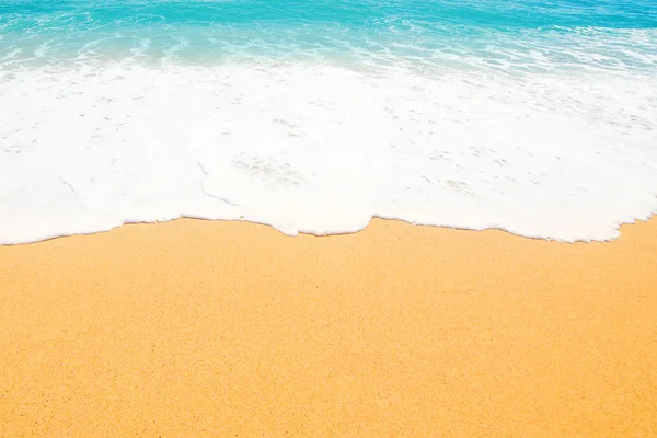 Яка Хвиля Блакитного Океану Піщаному Пляжі Концепція Літніх Подорожей — стокове фото
