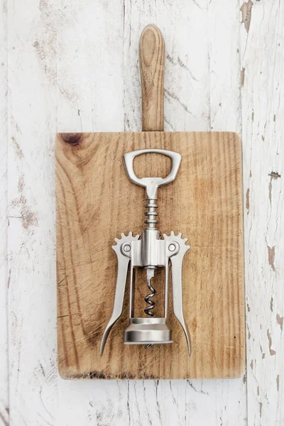 Corkscrew Vintage Skärbräda Över Vita Träbord Vin Degustation Koncept — Stockfoto