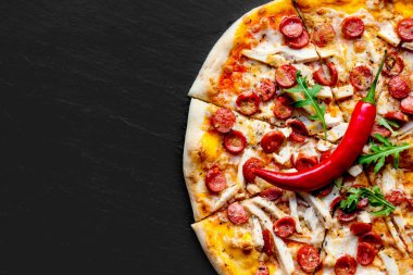 Et Pizza domates siyah taş zemin üzerine sosis ve mozzarella peyniri ile 