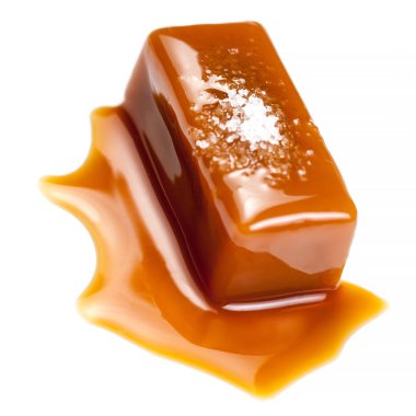 Akan ile ev yapımı tuzlu karamel parça sos izole üzerinde beyaz arka plan