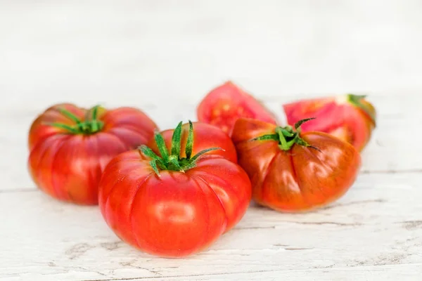Röda Färska Tomater Gamla Träbord Rustik Stil — Stockfoto