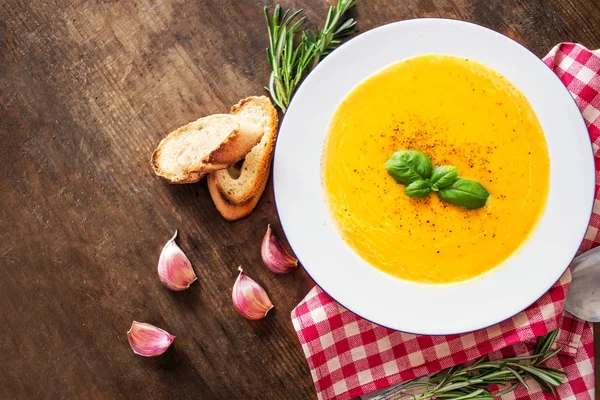 Kürbiscremesuppe Teller Mit Roter Klassisch Karierter Tischdecke Auf Rustikalem Holztisch — Stockfoto