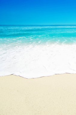 Mavi okyanus dalgası ile tropikal kumlu plaj. Yaz seyahat tatil arka plan kavramı. 