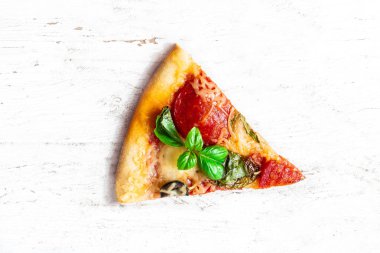 Dilim taze İtalyan klasik orijinal Pepperoni Pizza Beyaz ahşap rustik masa üzerinde. Beyaz arka planda, üstten görünüm peynirli Pizza. Kopya alanı