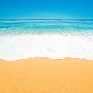 Mavi okyanus dalgası ile tropikal kumlu plaj. Yaz seyahat tatil arka plan kavramı. 