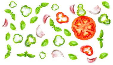 Yaratıcı yiyecekler taze sebzeler, otlar ve baharatlar beyaz arka plan üzerinde izole desenle. Düz yatıyordu. Sağlıklı gıda arka plan çeşitli taze malzemelerle