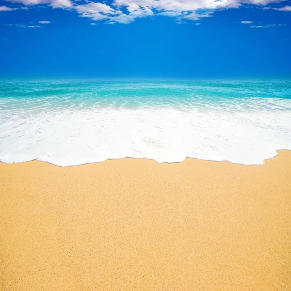 Playa Tropical Arena Con Olas Océano Azul Vacaciones Verano Concepto — Foto de Stock