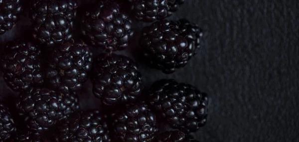 Primer Plano Moras Frescas Sobre Fondo Texturizado Negro Con Espacio —  Fotos de Stock