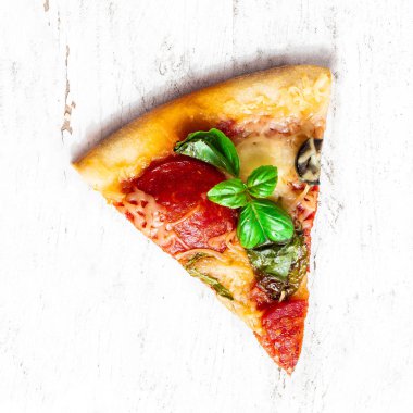 Dilim taze İtalyan klasik orijinal Pepperoni Pizza Beyaz ahşap rustik masa üzerinde. Beyaz arka planda, üstten görünüm peynirli Pizza. Kopya alanı