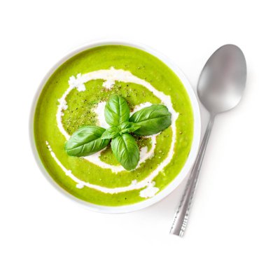 Bir kasede kremalı ıspanak çorbası. Beyaz arka plan üzerinde üstten görünüm izole croutons brokoli ve Ispanak kremalı çorba. Yakın çekim. Detoks sağlıklı foo