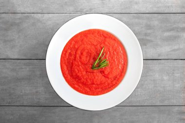Domates çorbası kruton ve rustik ahşap zemin üzerine taze maydanoz ile. Top vie