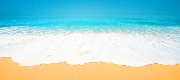 Hermosa Playa Tropical Con Suave Ola Océano Azul Arena Cielo —  Fotos de Stock