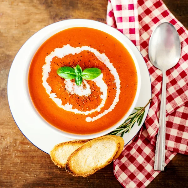 Sopa Creme Tomate Com Croutons Colher Uma Tigela Branca Mesa — Fotografia de Stock