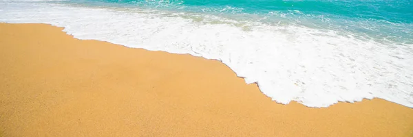 美丽的热带海滩与柔和波浪蓝色海洋 沙子和透明天空 暑期旅游假期背景概念 — 图库照片