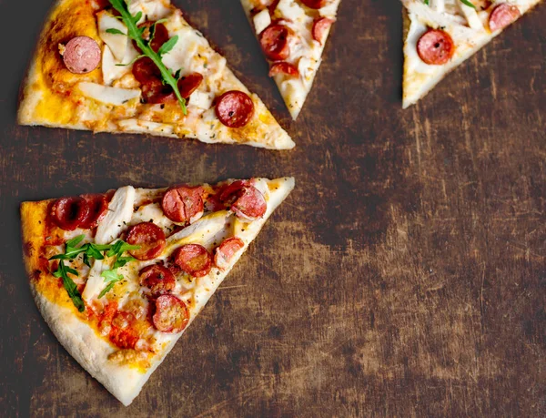 Rodajas Pizza Pepperoni Picante Con Salami Queso Una Mesa Madera —  Fotos de Stock