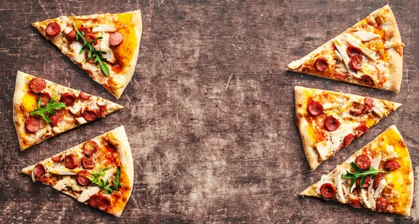 Fette Pizza Piccante Con Salame Formaggio Tavola Rustica Legno — Foto Stock