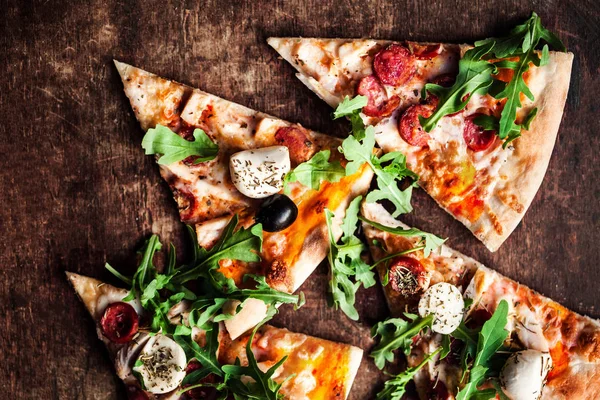 Vista Dall Alto Della Pizza Con Salumi Formaggio Tavola Rustica — Foto Stock