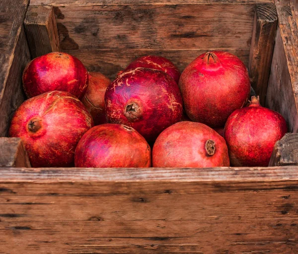 Pile Pomegranates Wooden Box Market — Stock Photo, Image