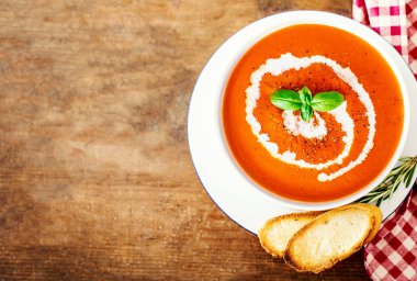 Ahşap arka plan üzerinde croutons domates çorba