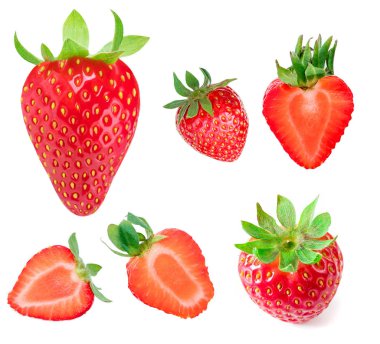 Dilimlenmiş yarım ve yaprakları beyaz zemin üzerine kırmızı olgun bütün çilek