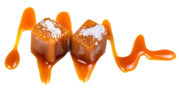 Vista Cercana Caramelos Caramelo Sal Con Salsa Líquida Aislada Sobre — Foto de Stock