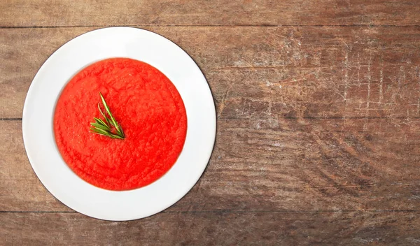 Sopa Tomate Tazón Blanco Sobre Una Mesa Rústica Madera Vista —  Fotos de Stock