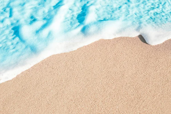 夏の柔らかい波の真っ青な海 コピーのテキストのための領域とサンディ海ビーチの背景 — ストック写真