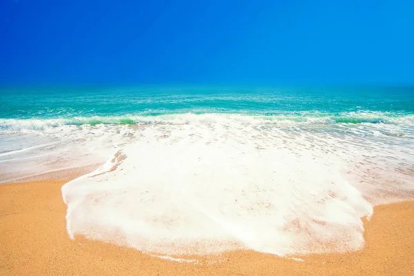 Hermosa Playa Con Suaves Olas Océano Azul Playa Arena Paraíso — Foto de Stock