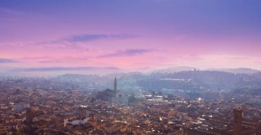 Florence, Toskana, İtalya Hava görünümünü. Katedral Santa Maria Del Fiore görünümden. Güzel Floransa günbatımı manzarası,