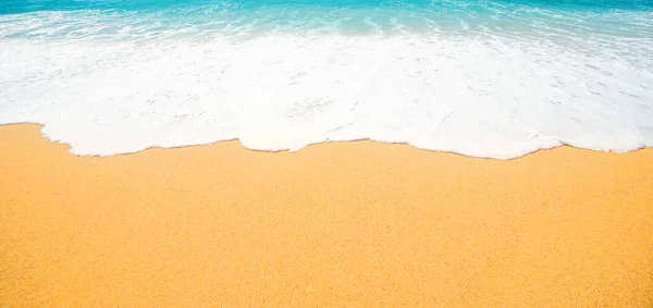 Hermosa Playa Tropical Con Suave Ola Océano Azul Arena Cielo — Foto de Stock