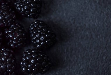 Siyah dokulu arka plan üzerinde taze böğürtlen closeup