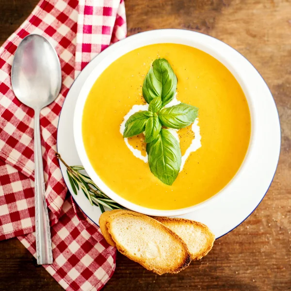 rustik ahşap zemin üzerine croutons kabak ve havuç çorbası