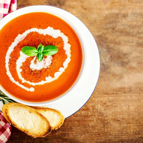 Sopa Tomate Com Croutons Ervas Frescas Fundo Madeira Rústica Sopa — Fotografia de Stock