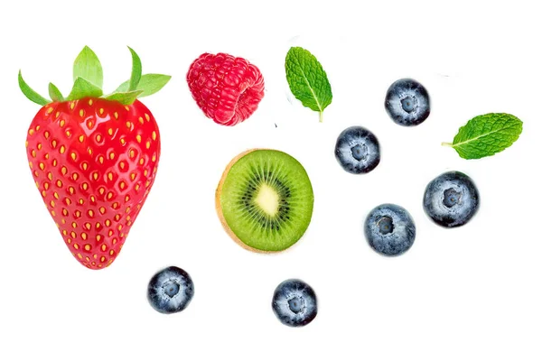 新鲜浆果 覆盆子 猕猴桃 蓝莓和薄荷叶在白色背景 顶部视图 — 图库照片