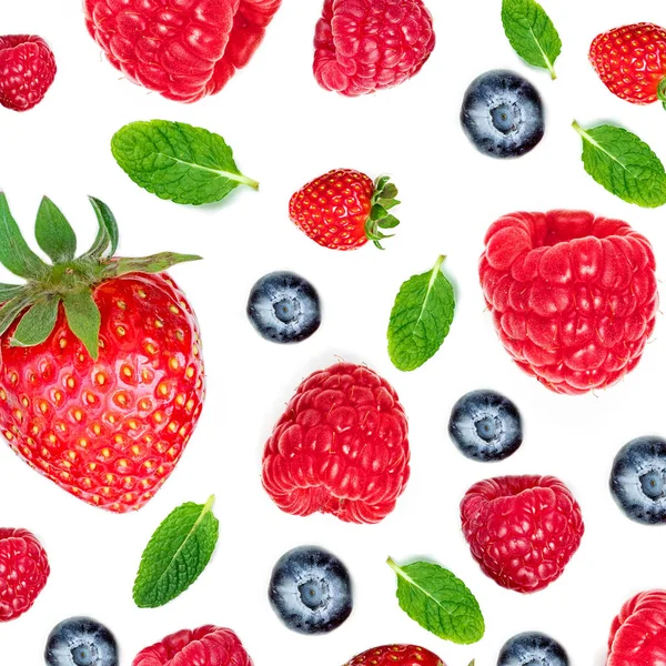 Frische Beeren Isoliert Auf Weißem Hintergrund Erdbeeren Minzblätter Himbeeren Und — Stockfoto