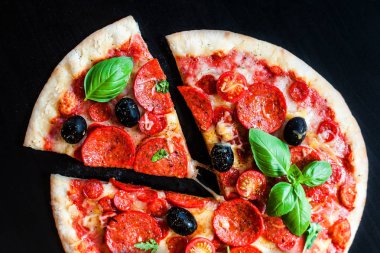 Geleneksel İtalyan biberli pizza koyu arka plan üzerinde 