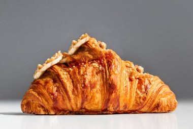 Tablo yüzey zemin üzerine karamel Topingler ile taze kruvasan 