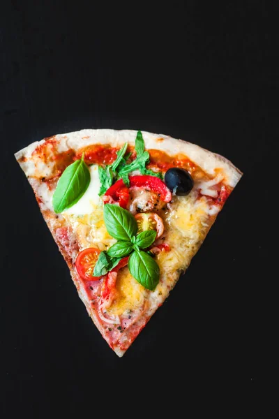 Szelet Pepperonis Pizza Fekete Háttér — Stock Fotó