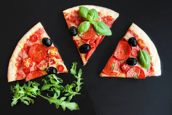 Rebanadas Pizza Tradicional Italiana Pepperoni Sobre Fondo Negro —  Fotos de Stock