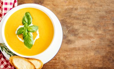 rustik ahşap zemin üzerine croutons kabak ve havuç çorbası.