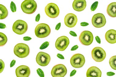 Kivi Meyve ve nane yaprakları beyaz arka plan üzerinde izole meyve desen yaptı.