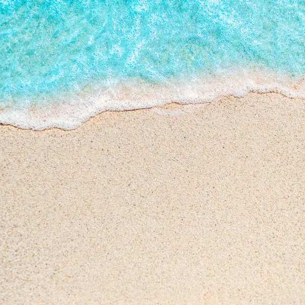 Spiaggia Tropicale Con Onde Morbide Oceano Blu Sabbia — Foto Stock