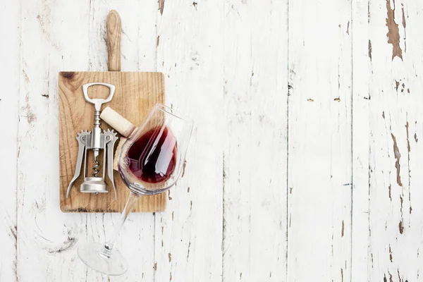 Wijn Degustatie Concept Rode Wijnglas Wijnkurken Kurkentrekker Witte Houten Tafel — Stockfoto